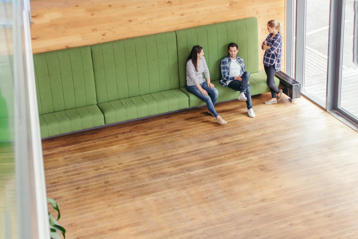 colleagues-communicating-during-break